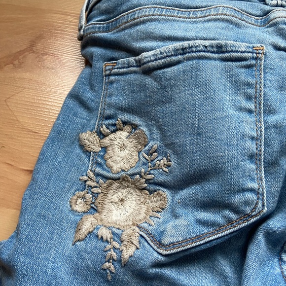 Abercrombie and Fitch Embroidered Flower Jeans - Picture 3 of 9